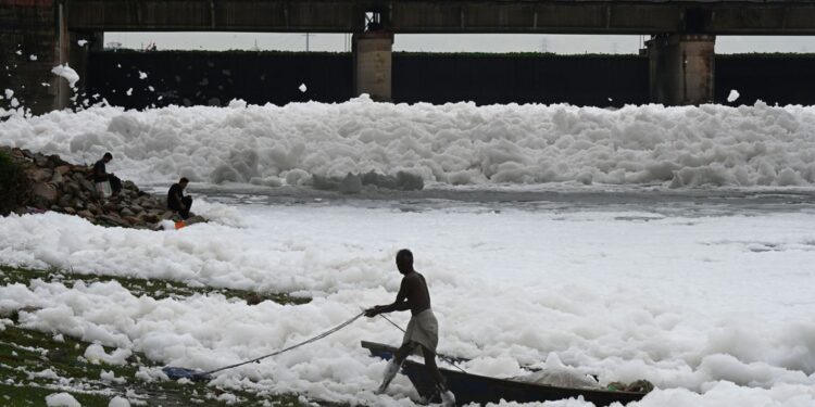 ინდოეთში მდინარე ტოქსიკური ქაფით დაიფარა – ძლიერი დაბინძურების შედეგები