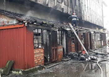 ოზურგეთში უნივერმაღის შენობა ხანძრის გამო დროებით დაიკეტა (+ფოტოები)