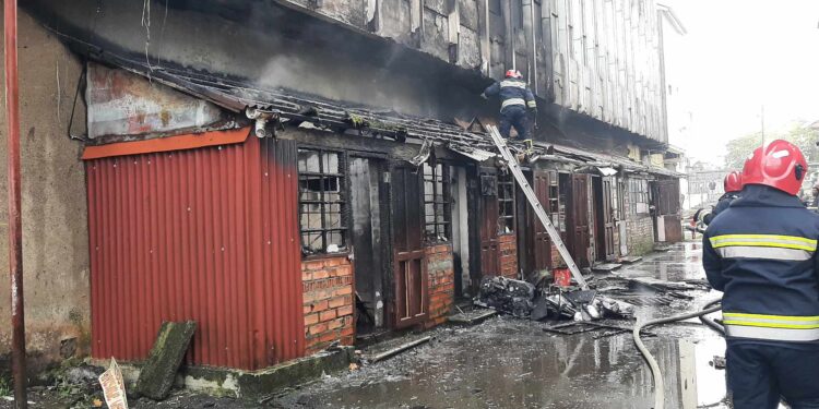 ოზურგეთში უნივერმაღის შენობა ხანძრის გამო დროებით დაიკეტა (+ფოტოები)