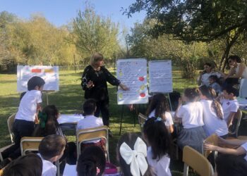 “შემოდგომა ფოთოლცვენის სიზმარია” – ოზურგეთის #4 საჯარო სკოლის განსხვავებული გაკვეთილი არაფორმალურ გარემოში