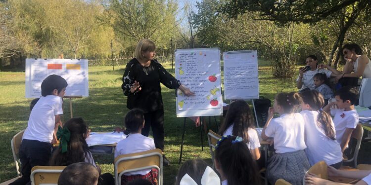 “შემოდგომა ფოთოლცვენის სიზმარია” – ოზურგეთის #4 საჯარო სკოლის განსხვავებული გაკვეთილი არაფორმალურ გარემოში