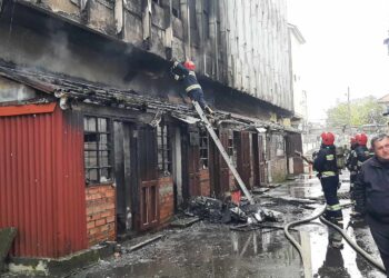 ოზურგეთში უნივერმაღის შენობა ხანძრის გამო დროებით დაიკეტა (+ფოტოები)