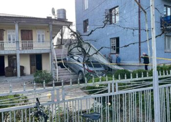 ვიდეო – წალენჯიხაში ავტომობილი საკრებულოს წევრის სახლში შევარდა