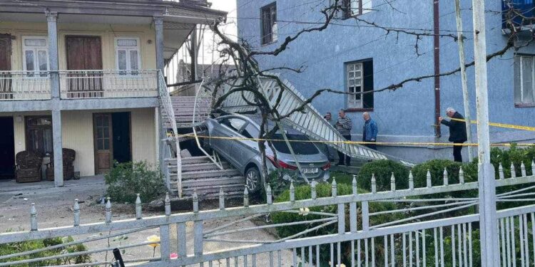 ვიდეო – წალენჯიხაში ავტომობილი საკრებულოს წევრის სახლში შევარდა