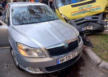 ბასლაინზე მოძრავ სასწრაფოს მანქანას პოლიციის შკოდა შეეჯახა