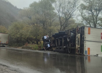 ბორჯომში გზაზე ტრაილერი გადაბრუნდა