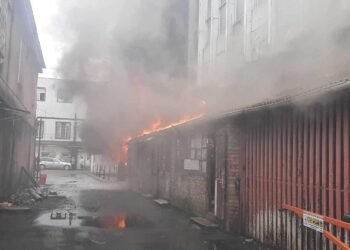 ოზურგეთში უნივერმაღის შენობაში ხანძარია