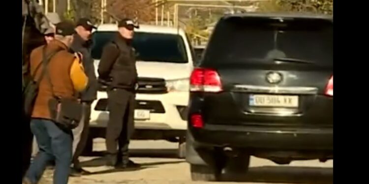 პრეზიდენტი სოფელ კირბალში ჩავიდა და რუსეთის საოკუპაციო ძალების მიერ მოკლულ თამაზ გინტურის ოჯახს მიუსამძიმრა