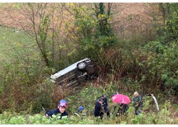 ავტოსაგზაო შემთხვევა ცენტრალურ მაგისტრალზე – ავტომანქანა გზიდან გადავარდა