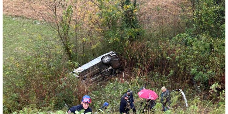 ავტოსაგზაო შემთხვევა ცენტრალურ მაგისტრალზე – ავტომანქანა გზიდან გადავარდა