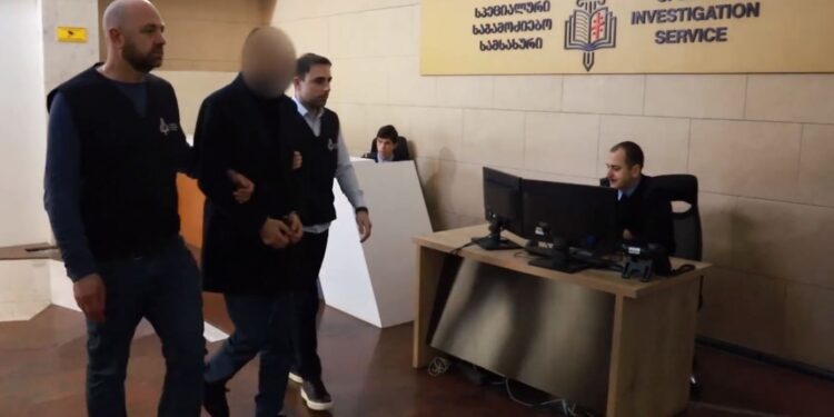 ყოფილი მეუღლისთვის მოსასმენი აპარატურის დამონტაჟების ფაქტზე, საგამოძიებო სამსახურმა ერთი პირი დააკავა