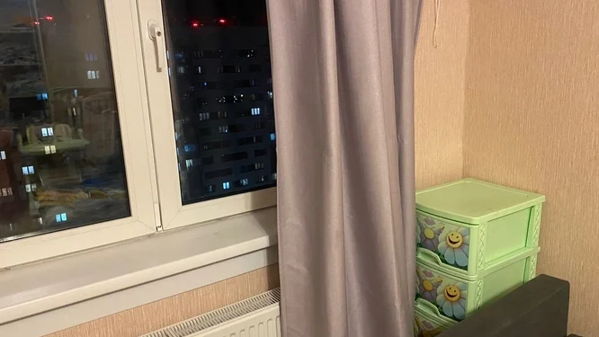 წლინახევრის ბავშვი მე-18 სართულიდან გადმოვარდა და გადარჩა – შემთხვევა რუსეთში