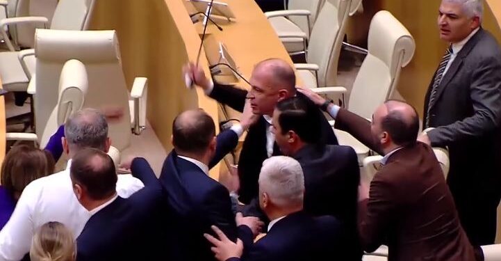 ვიდეო – დაპირისპირება პარლამენტში – გინება და მიკროფონის მოქნევა დეპუტატებს შორის
