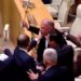 ვიდეო – დაპირისპირება პარლამენტში – გინება და მიკროფონის მოქნევა დეპუტატებს შორის