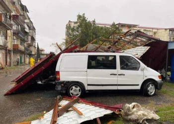 ძლიერმა ქარმა ფოთში კორპუსს სახურავი გადახადა, დაზიანდა ავტომობილები
