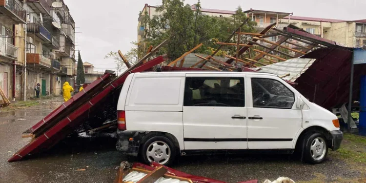 ძლიერმა ქარმა ფოთში კორპუსს სახურავი გადახადა, დაზიანდა ავტომობილები