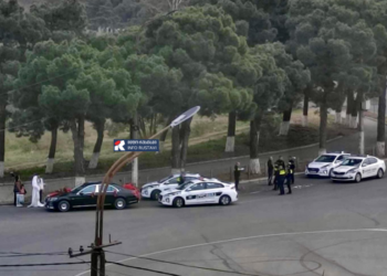 ქორწილის ესკორტის ავტომობილი ქვეითს დაეჯახა – შემთხვევა რუსთავში