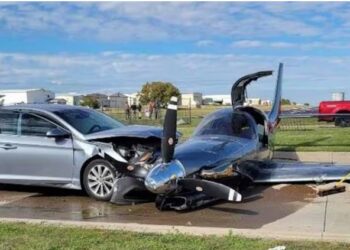 (+ვიდეო) აშშ – ში თვითმფრინავი ავტომობილს შეეჯახა