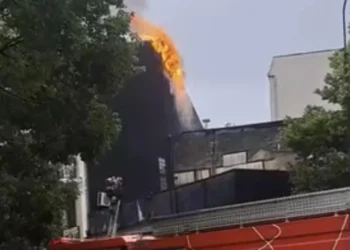 ბათუმში ერთ-ერთი საცხოვრებელი კორპუსის სხვენს ცეცხლი გაუჩნდა