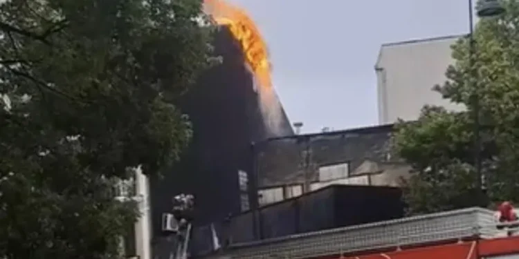 ბათუმში ერთ-ერთი საცხოვრებელი კორპუსის სხვენს ცეცხლი გაუჩნდა