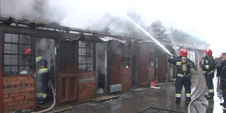 ვიდეო – ხანძარი იყო ოზურგეთში – ცეცხლი სამსართულიანი უნივერმაღის ე.წ. მიშენებას გაუჩნდა