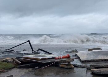 ვიდეო – ბათუმის სანაპიროზე თითქმის 8-ბალიანი შტორმია