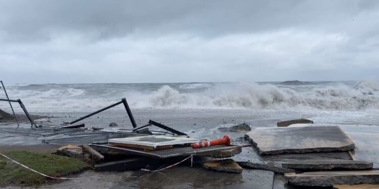 ვიდეო – ბათუმის სანაპიროზე თითქმის 8-ბალიანი შტორმია