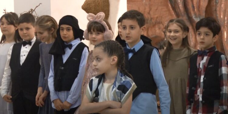 “ახალი წელი მოდის ქართული” – ოზურგეთის #2 საჯარო სკოლის მოსწავლეების ღონისძიება