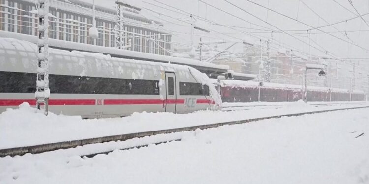 დიდთოვლობა ევროპაში – ზოგ ქვეყანაში ფრენები და სარკინიგზო მიმოსვლა შეჩერდა