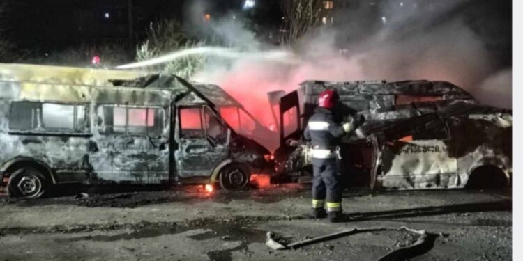 ქუთაისში, სასწრაფო დახმარების ძველ მანქანებს ცეცხლი გაუჩნდა