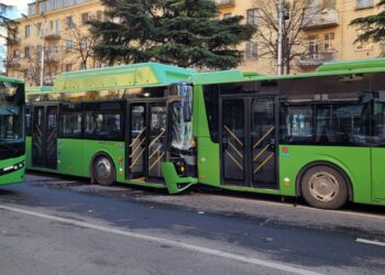 თბილისში ერთმანეთს ორი ავტობუსი შეეჯახა