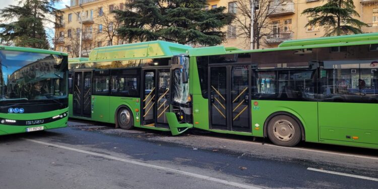 თბილისში ერთმანეთს ორი ავტობუსი შეეჯახა