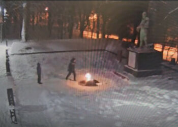 სანქტ-პეტერბურგში “მარადიული ცეცხლის” ჩაქრობისთვის სამ მოზარდსა და მათ მშობლებს ადეპორტებენ