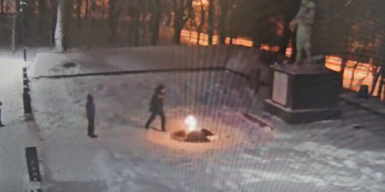 სანქტ-პეტერბურგში “მარადიული ცეცხლის” ჩაქრობისთვის სამ მოზარდსა და მათ მშობლებს ადეპორტებენ