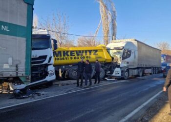 მარნეული-სადახლოს გზაზე ერთმანეთს 3 სატვირთო მანქანა შეეჯახა