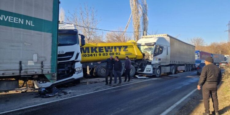 მარნეული-სადახლოს გზაზე ერთმანეთს 3 სატვირთო მანქანა შეეჯახა