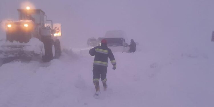 გოდერძის უღელტეხილზე, თოვლში ჩარჩენილი მოქალაქეები გამოიყვანეს