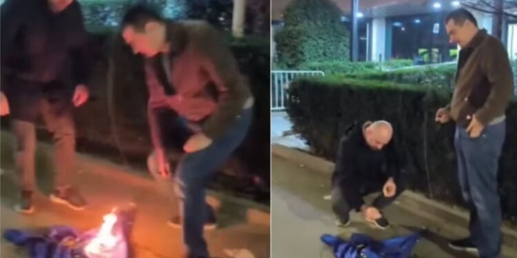 “ალტ-ინფოს” ლიდერებმა თბილისის მერიის შენობიდან ევროკავშირის დროშა ჩამოხსნეს და დაწვეს