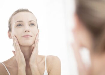 3 ზონა სახეზე და სხეულზე, რომელიც ქალის ასაკს ყველაზე ადრე ავლენს