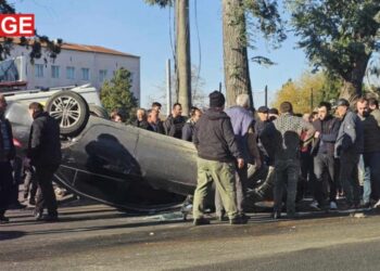 ავტოსაგზაო შემთხვევა ბათუმში – შეჯახების შედეგად მანქანა გადაბრუნდა
