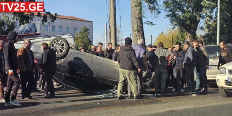 ავტოსაგზაო შემთხვევა ბათუმში – შეჯახების შედეგად მანქანა გადაბრუნდა