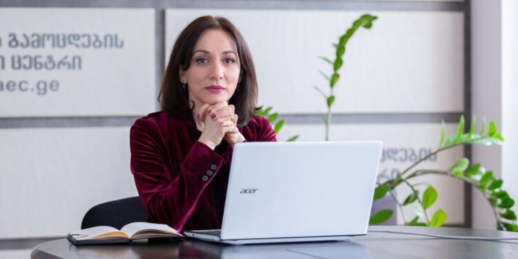 შეფასებისა და გამოცდების ეროვნულ ცენტრის [NAEC] ხელმძღვანელი თანამდებობას ტოვებს