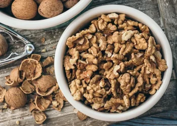 “მიიღეთ 50 გრამი ნიგოზი დღეში, ორი კვირის განმავლობაში” – რა სიკეთე მოაქვს კაკალს ქალის ჯანმრთელობისთვის