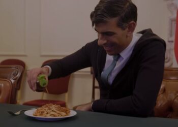 ვიდეო – დიდი ბრიტანეთის პრემიერ-მინისტრმა, ფილმ “მარტო სახლის” იდეითი, ვიდეო გადაიღო