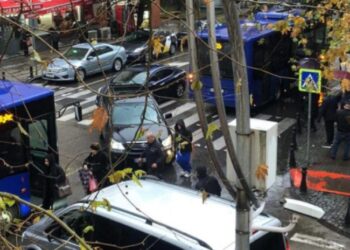 ბათუმში ერთმანეთს მსუბუქი ავტომობილი და ავტობუსი შეეჯახნენ