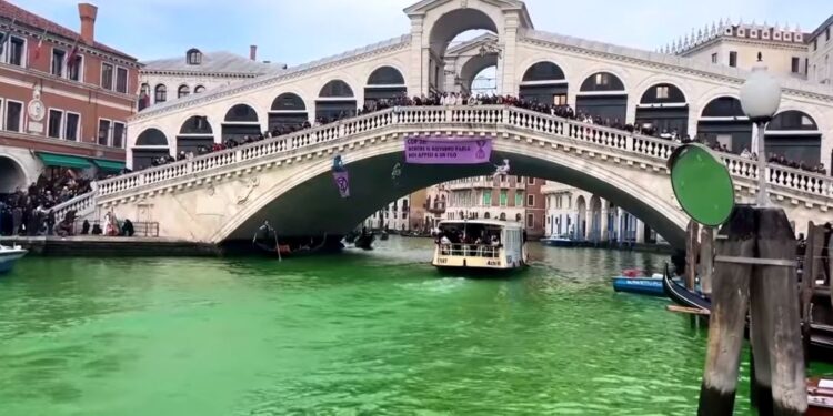 ვიდეო – იტალიელმა გარემოსდამცველებმა ვენეციის დიდი არხი, პროტესტის ნიშნად მწვანედ შეღებეს