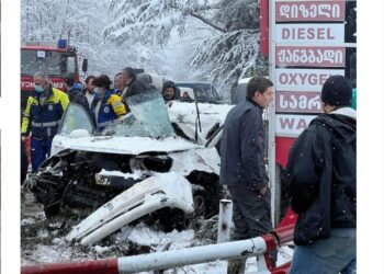 ავტომობილი რკინის ბოძს დაეჯახა, არიან დაშავებულები – ავარია კახეთში