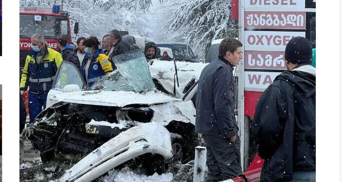 ავტომობილი რკინის ბოძს დაეჯახა, არიან დაშავებულები – ავარია კახეთში