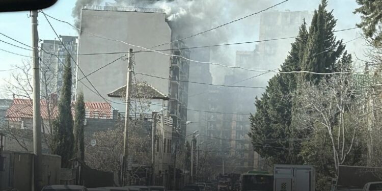 თბილისში საცხოვრებელ კორპუსში ხანძარია