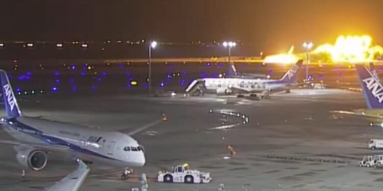 ვიდეო – ტოკიოს აეროპორტის ასაფრენ ბილიკზე თვითმფრინავს ცეცხლი გაუჩნდა